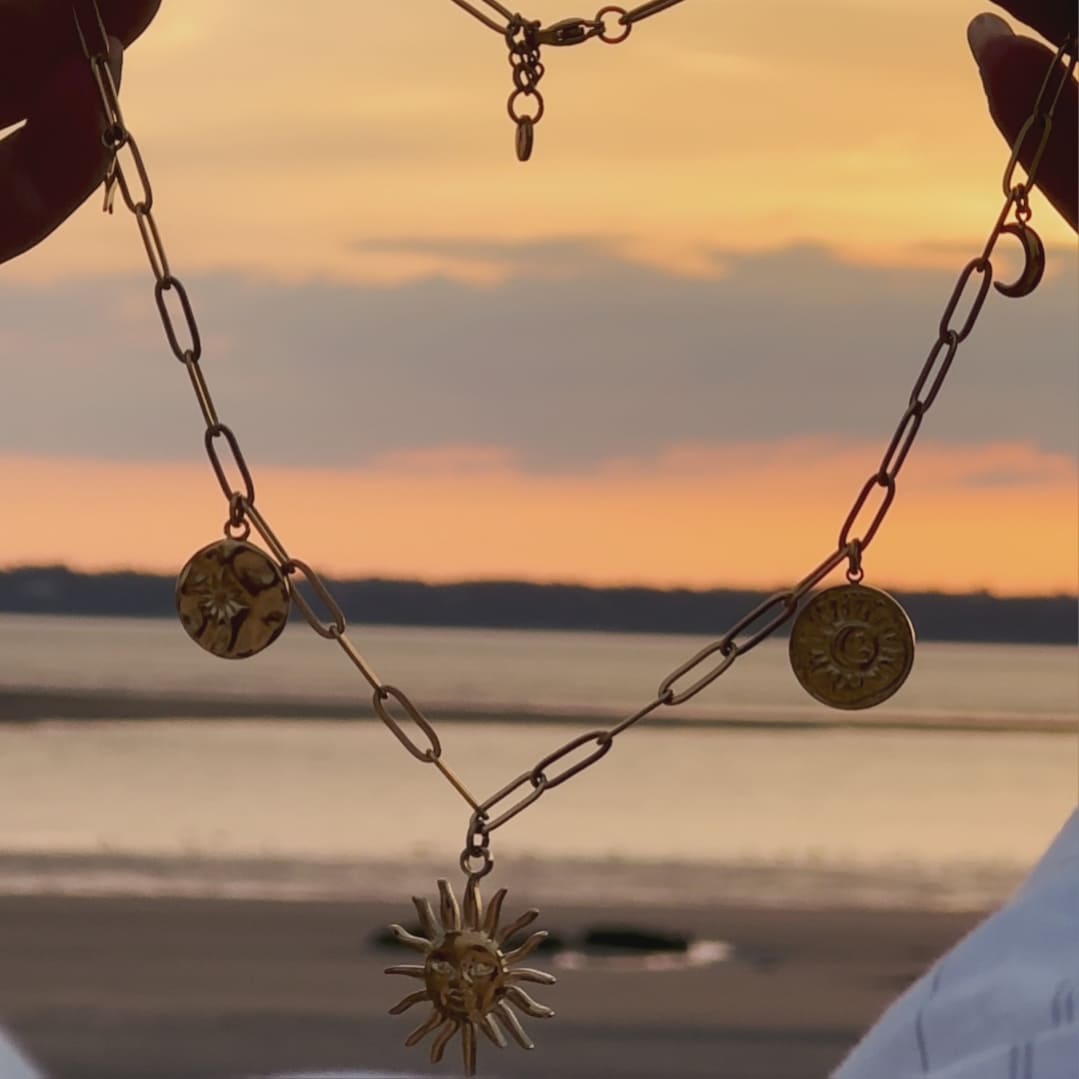 collier avec gros maillons et trois pendentifs: soleil, lune et rond